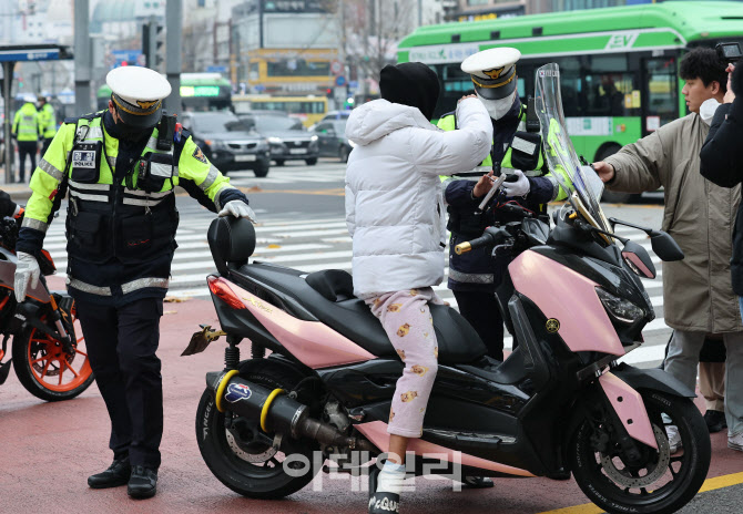 [포토]서울경찰청, '이륜차, PM 신호위반 등 불시단속'