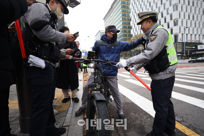 "면허 없이 타면 안돼요"…단속 뜨자 `불법 전동킥보드` 우수수[르포]