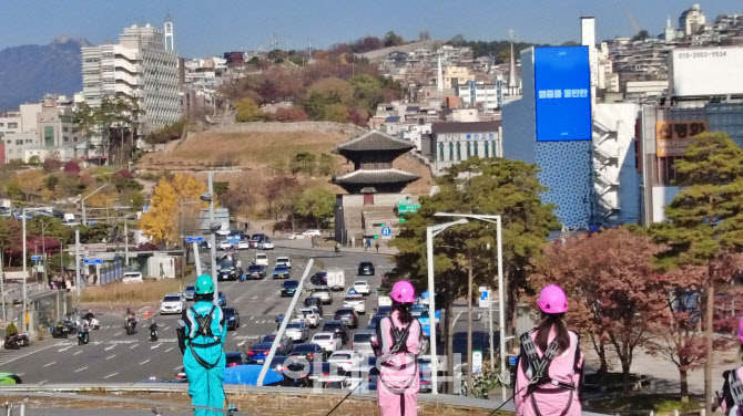 빛과 곡선을 따라 DDP 루프탑을 걷다 [아트인서울]