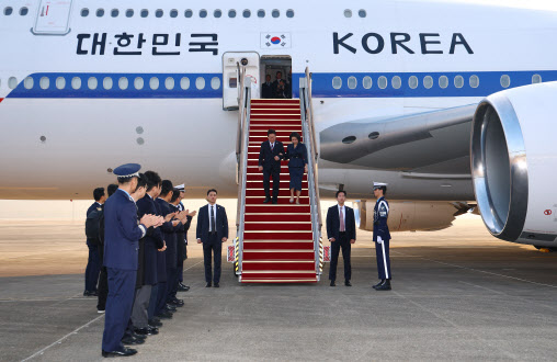 李대통령 귀국…내년도 예산안 등 내치 집중