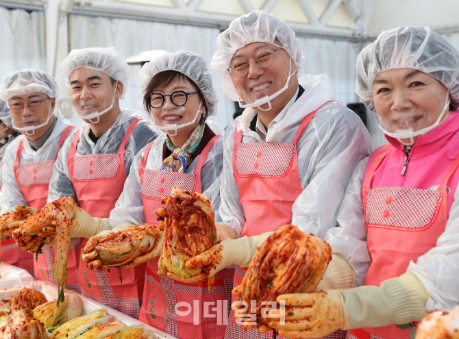 [포토] 한마음 김치담그기