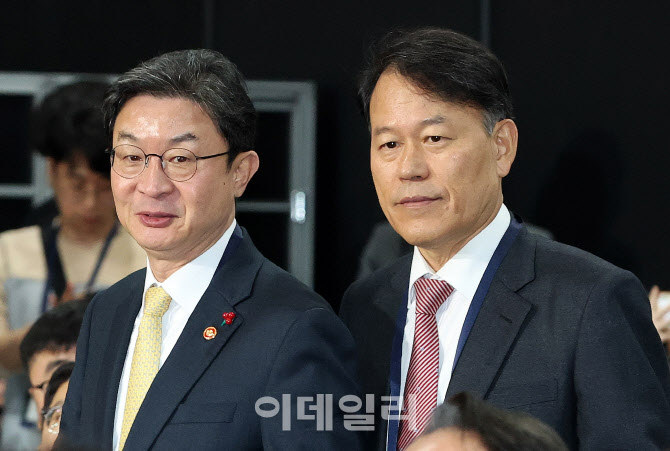 [포토]코리아핀테크위크 2025 참석하는 이억원 금융위원장-윤한홍 정무위원장