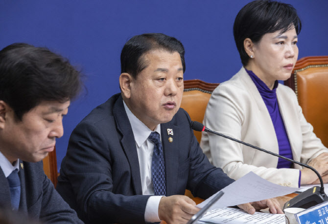성희롱 사건은 '침묵', 준예산 우려에 김동연만 때린 김병주