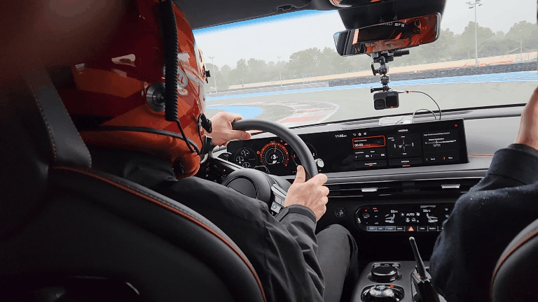 GV60 마그마, 佛 서킷서 성능·감성 `분출`…新명차 선언[타봤어요]