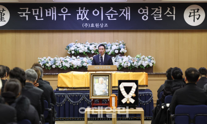 [포토] 고(故) 이순재 추도하는 김영철 배우