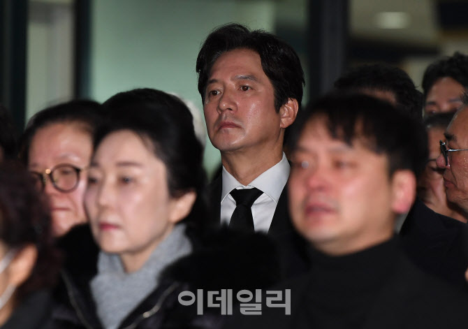 [포토] 침통한 표정으로 국민배우 전송하는 동료 연예인들