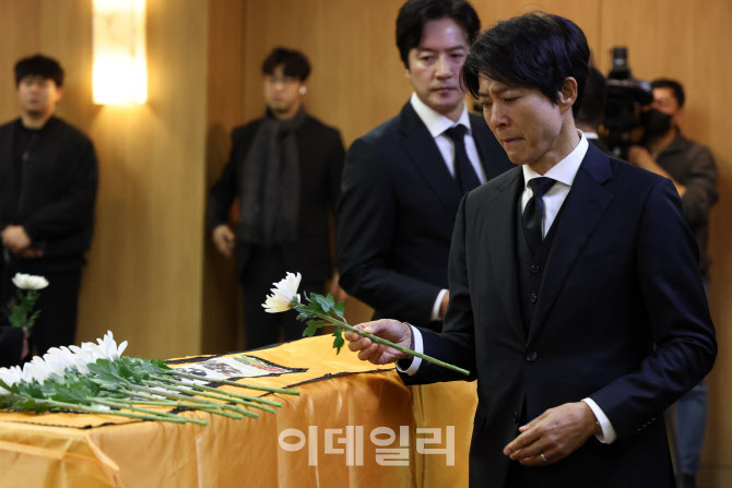 [포토] 이순재 영결식 헌화하는 최수종