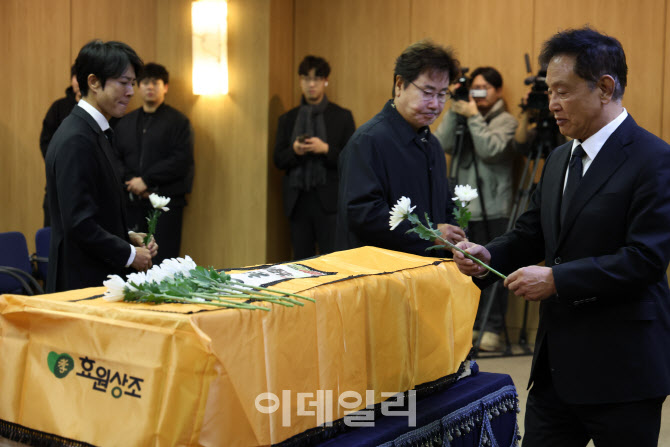 [포토] 이순재 영결식 헌화하는 김영철