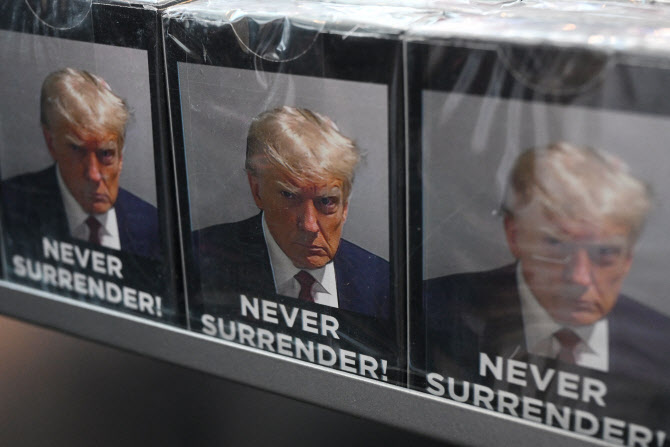 트럼프 머그샷 찍게한 '대선 뒤집기' 사건 종결…사법리스크 해소