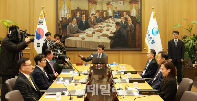 금통위 "집값 상승기대 여전히 높아…금융·외환시장 변동성 확대"