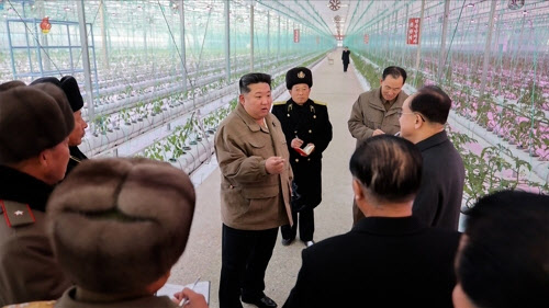 김정은, 신의주 온실농장 또 방문…'지방경제' 행보 지속