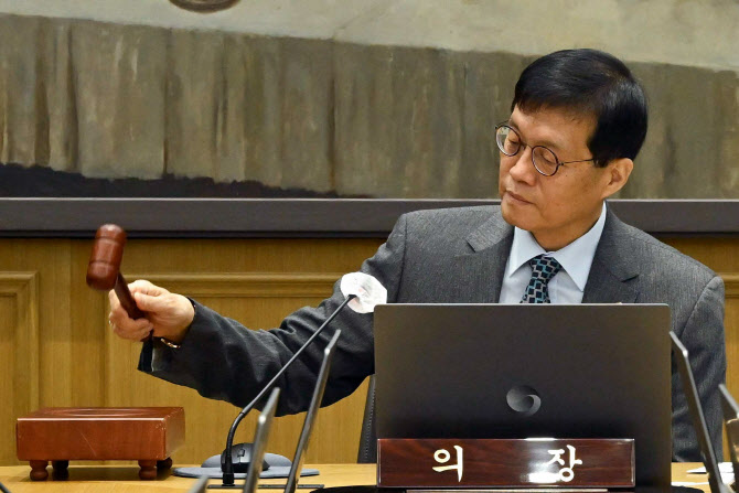 이창용 "신성환 위원 금리인하 소수의견"…5대 1로 동결 결정