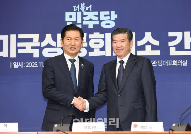 [포토]민주당-암참 간담회, '악수하는 정청래-제임스 김'