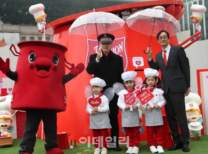 [포토] 2025 사랑의 자선냄비 전달식