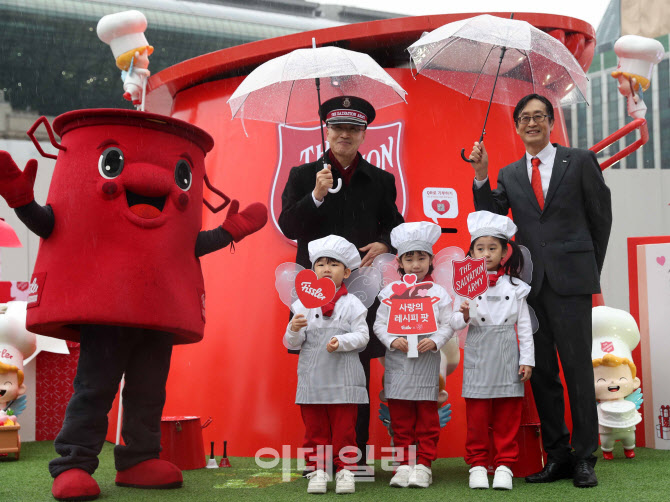 [포토] 휘슬러, 구세군 자선냄비 전달