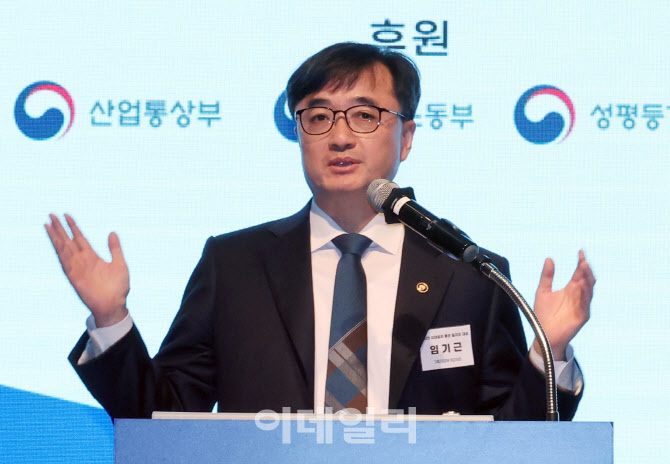 [포토]2025 이데일리 좋은 일자리 대상 축사하는 임기근 기획재정부 2차관