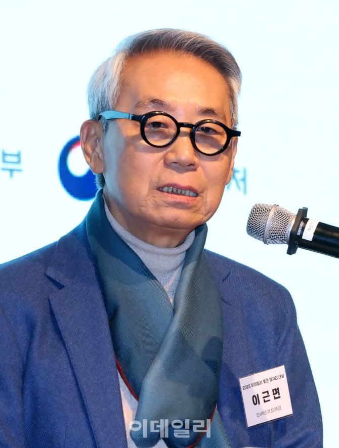 [포토]심사평하는 이근면 심사위원장