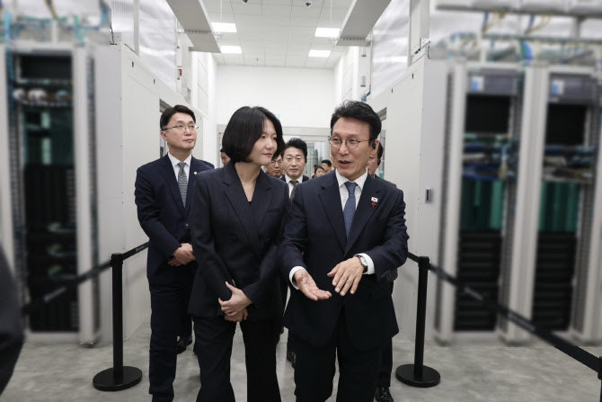 ‘출입통제’ 데이터센터에 웬 미술품?…규제 합리화 추진