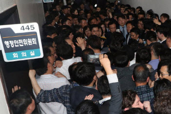 ‘패트 충돌’ 檢 항소 포기에도…나경원·윤한홍 등 항소(종합)
