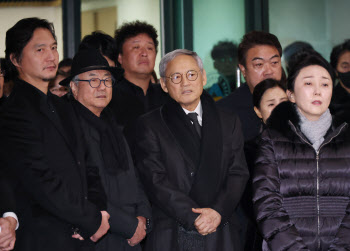 드라마처럼 천상 무대로 간 이순재…“진짜 어른이었다”
