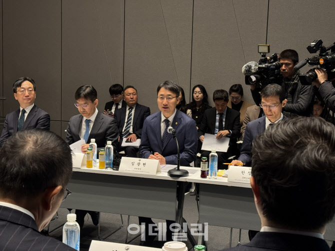 암참 만난 국세청장 "韓 투자 늘린 해외기업 세무조사 유예"