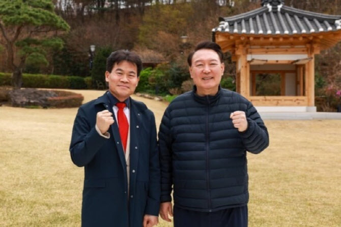尹, 전한길에 ‘옥중편지’ 썼다 “지금 시간, 고난 같지만…”