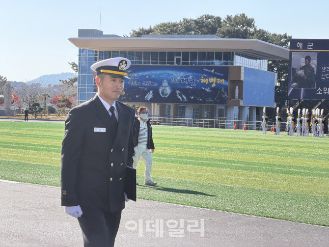 [포토]해군장교 정식 임관한 삼성 이재용 장남 지호씨