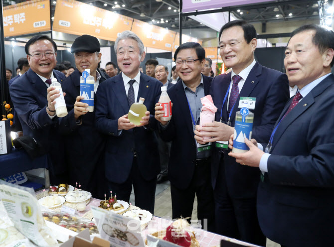 [포토] 강호동 농협회장, 우리쌀로 만든 제품 순람