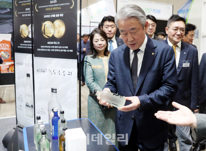 [포토] 국산쌀로 만든 제품 살펴보는 강호동 회장