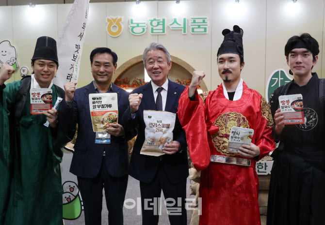 [포토] 우리쌀 제품 홍보하는 강호동 농협회장