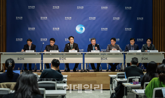 "내년에도 반도체에 기댄 성장…내수, 회복 수준 그쳐"