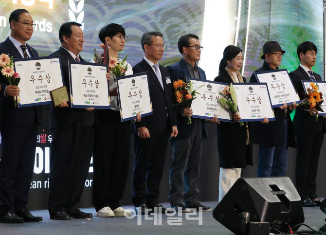 [포토] 품평회 시상하는 박서홍 농업경제대표이사