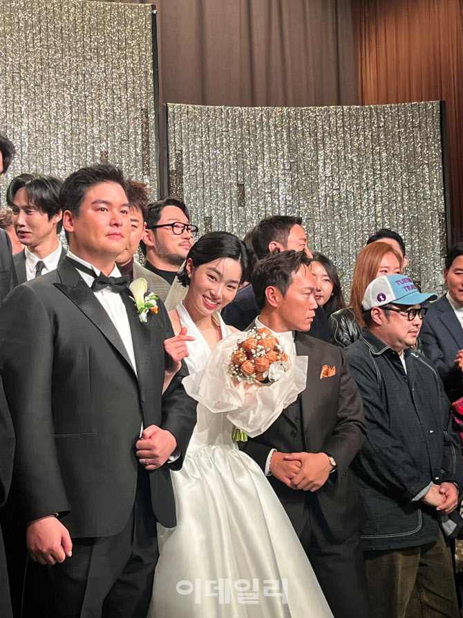 '호두 부케' 문의 폭주…이장우, 신혼여행 대신 부산행
