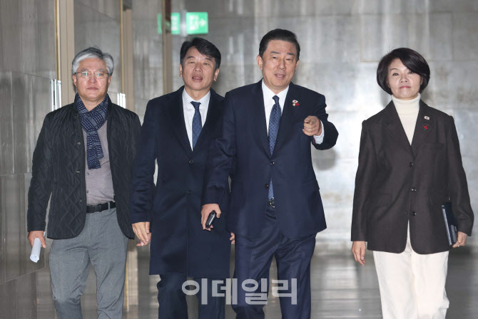 [포토]'원내대표 회동 참석하는 김병기-한정애'