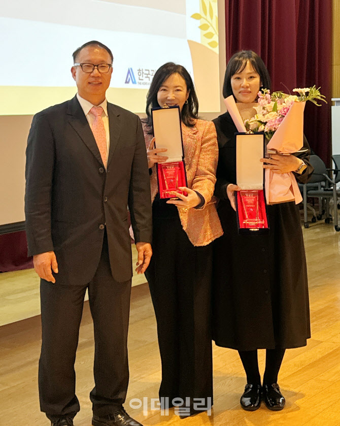 [포토] 김경임 미디어와이즈엔터컴 대표, 올해의 광고PR상 수상