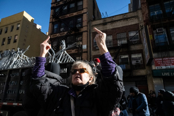뉴욕서 ICE 단속 저지 시위…차량 이동 봉쇄에 여러 명 체포