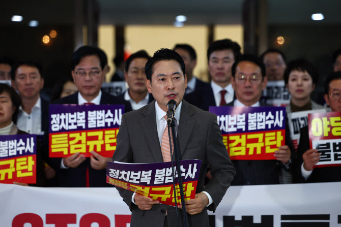 강성 지지층에 갇힌 與野…민주주의 위기 겪고도 '심화된 양극화'