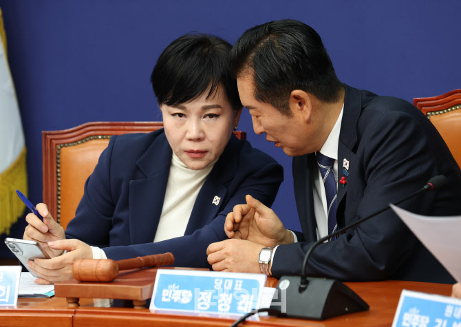 [포토]최고위원회의, '대화하는 정청래-전현희'