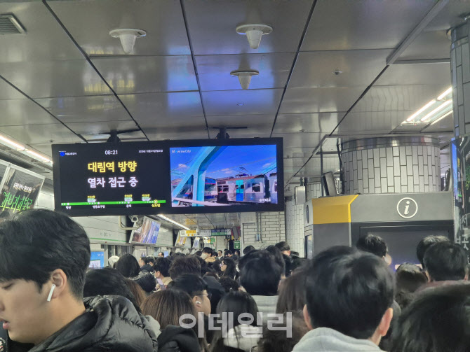 “지각할지도”…지하철 ‘준법투쟁’, 큰 혼란 없었지만 시민 우려 상존