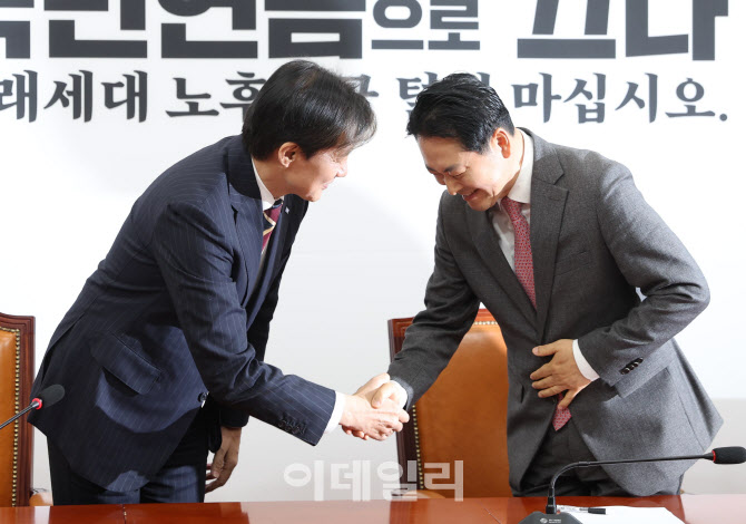 [포토]악수하는 장동혁-조국