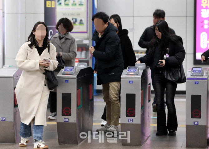 [포토] 지하철 이용하는 시민들
