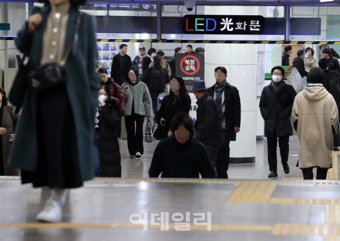 [포토] 임단협 협상 결렬로 준법운행중인 지하철