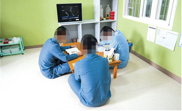 '전국 교정기관서 독학' 수형자 57명, 학사 학위 땄다