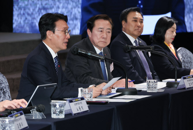 김민석 총리 만난 중기업계 “네거티브 규제로 전환해야”