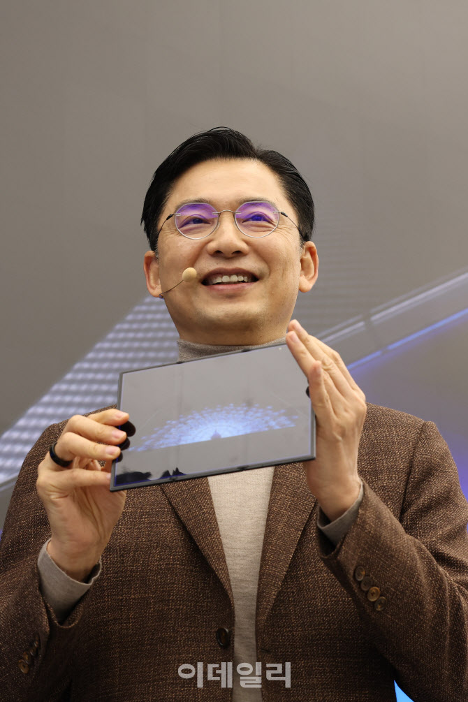 [포토]갤럭시Z 트라이폴드 들어 보이는 임성택 부사장