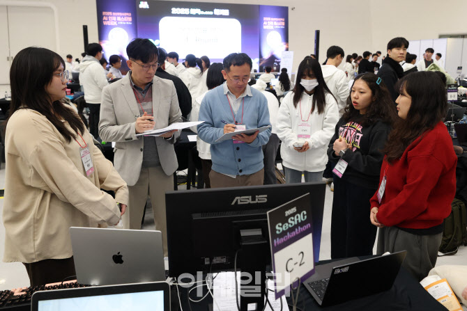 [포토]AI 관련 평가받는 학생들
