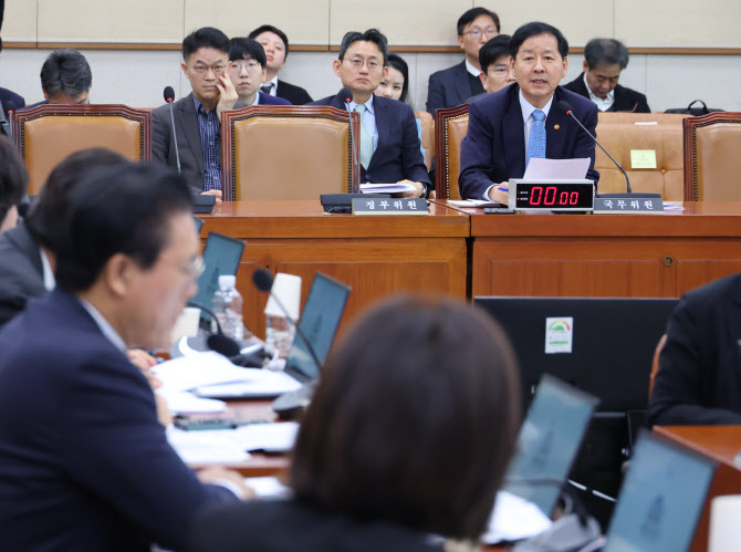 "액상형 전자담배도 담배 규제"…개정안, 법사위 통과(상보)