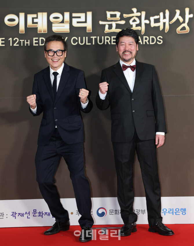 [포토]이철희 작가-배우 강일, 이데일리 문화대상 파이팅