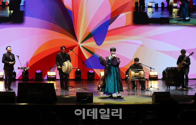 [포토] 김준수 비나리 '이데일리 문화대상' 공연
