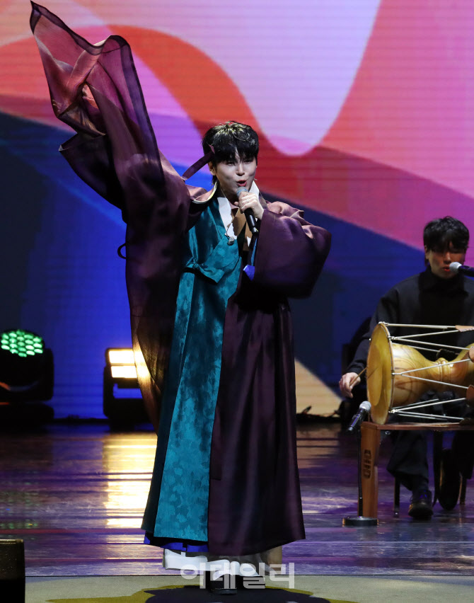 [포토] 국악인 김준수 '이데일리 문화대상' 비나리 공연